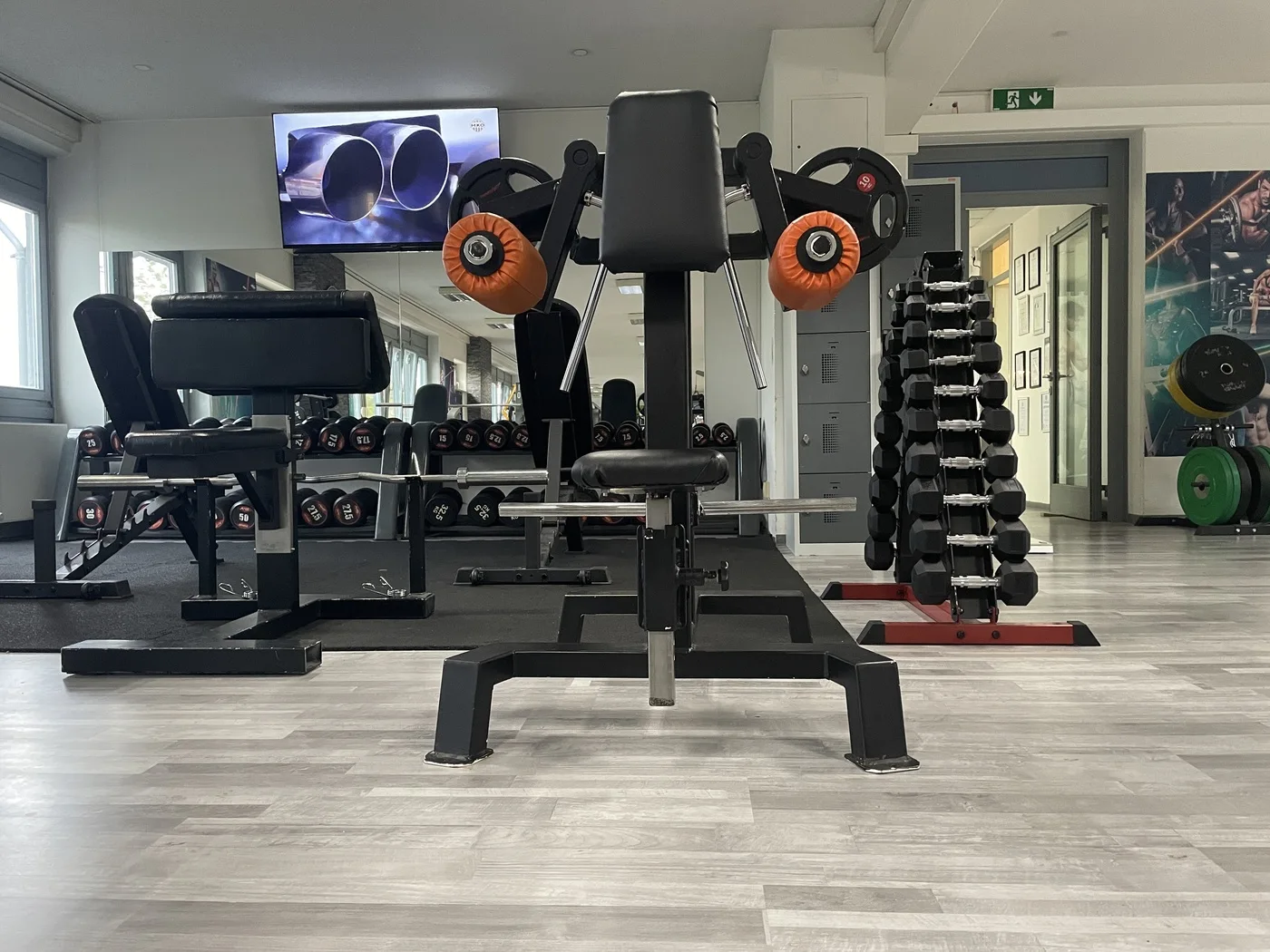 Kurzhantel-Rack und Trainingsgeräte vor dem Bildschirm
