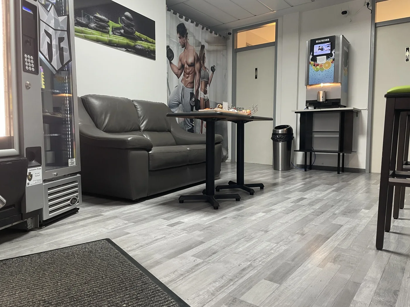 Lounge mit Sitzecke, Kaffeeautomat und Getränkebereich